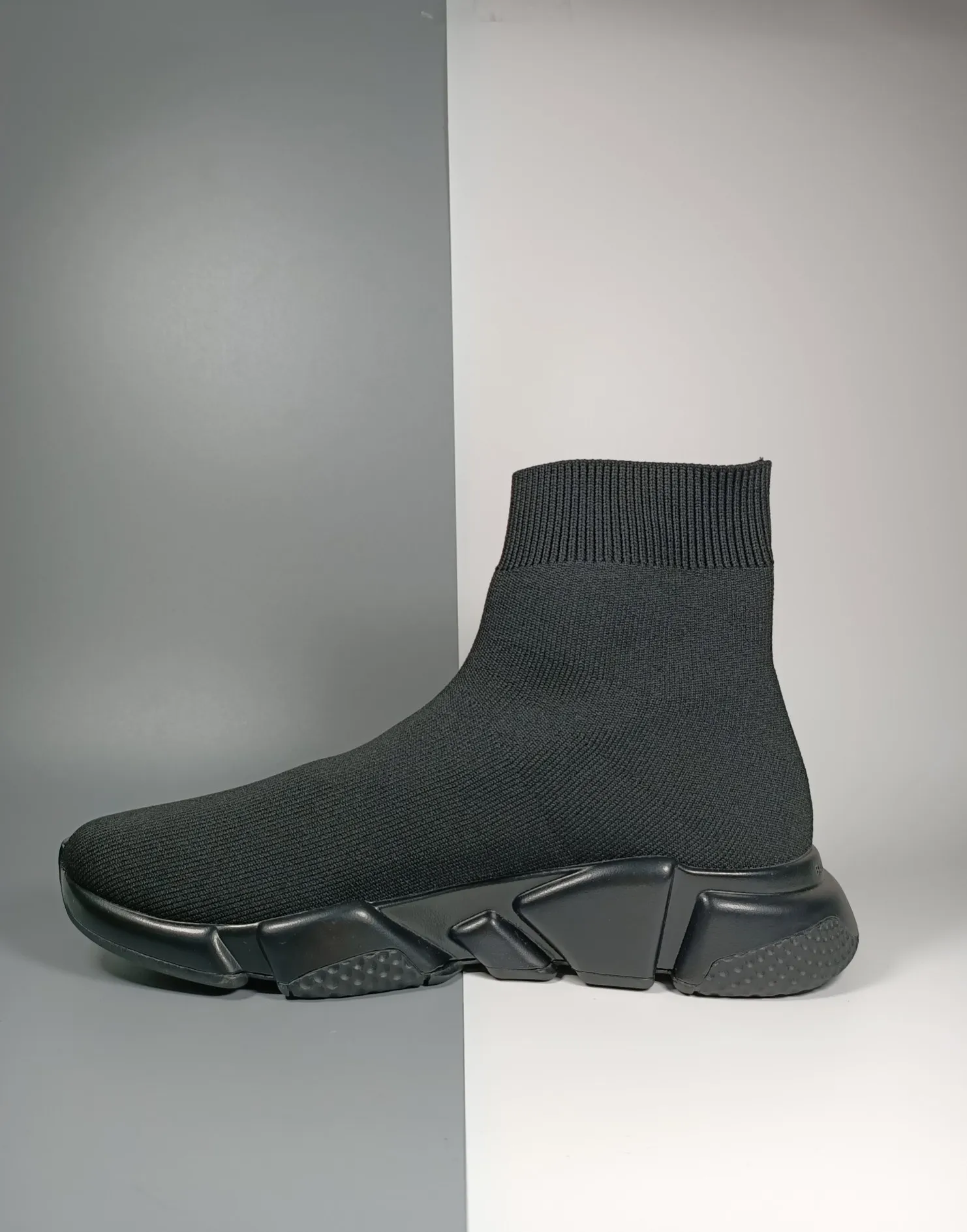 👟👟Ex-factory price 420👟👟 [Ready stock top version vacuum outsole] Balenciaga 👣Size: 35 36 37 38 39 40 41 42 43 44 45 [Socks in original packaging delivered] 🔥Balenciaga's "Speed" High-top sock-style sneakers are instantly recognizable and have ever-lasting popularity. This item is made in Italy from stretch knitted fabric. The rubber sole has excellent elasticity. Only half of the brand name printed on it is visible. Compared with the previous exaggerated and eye-catching style, it has a sense of "half-covering the face as if holding a pipa", and the brand's ingenuity in innovating the logo printing trend can also be seen.